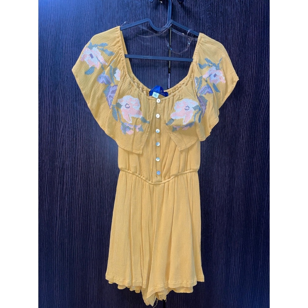 FRANCESCA’S MUSTARD YELLOW OFF THE SHOULDER ROMPER SIZE SMALL